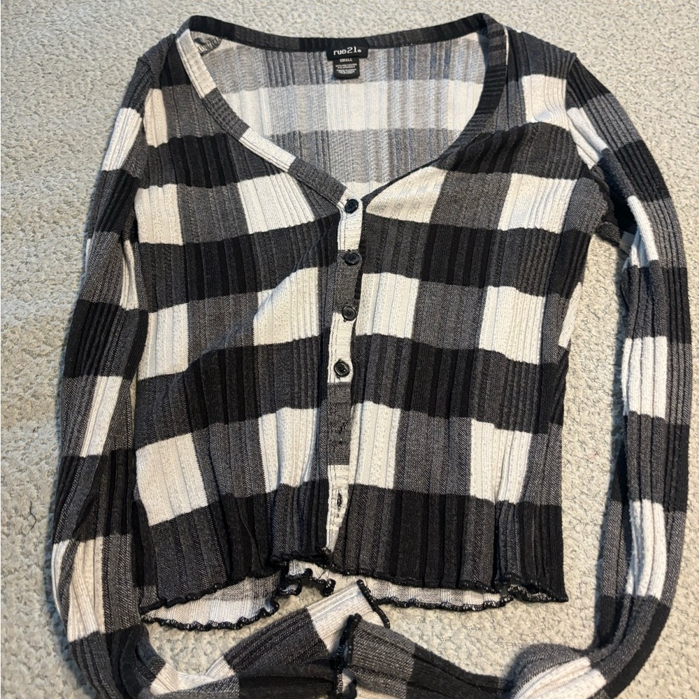 Black and white button down crop top
